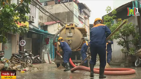 Công ty Thoát nước Hà Nội điều động máy móc thiết bị và lực lượng tới dọn dẹp, vệ sinh đường giao thông tại phường Phúc Tân.